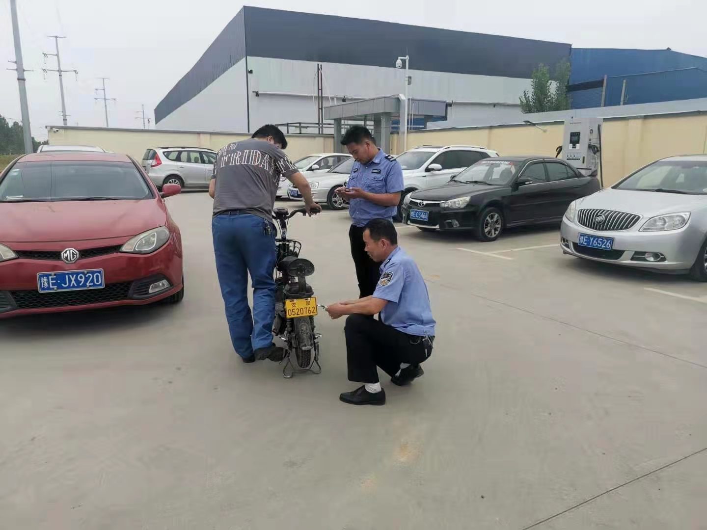 我為群眾辦實事︱太貼心了！公司門口就可以辦理電動車上牌